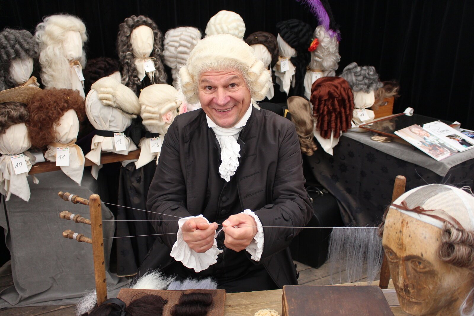 Perückenmacher bei der Arbeit – traditionelles Handwerk (Bild)